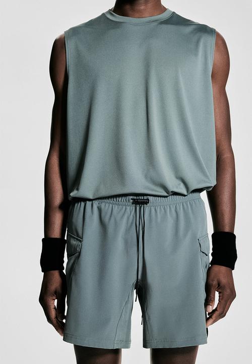 H&M - Mid-length cargo sports shorts with drymove™ - sage green