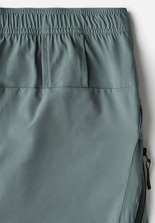 H&M - Mid-length cargo sports shorts with drymove™ - sage green