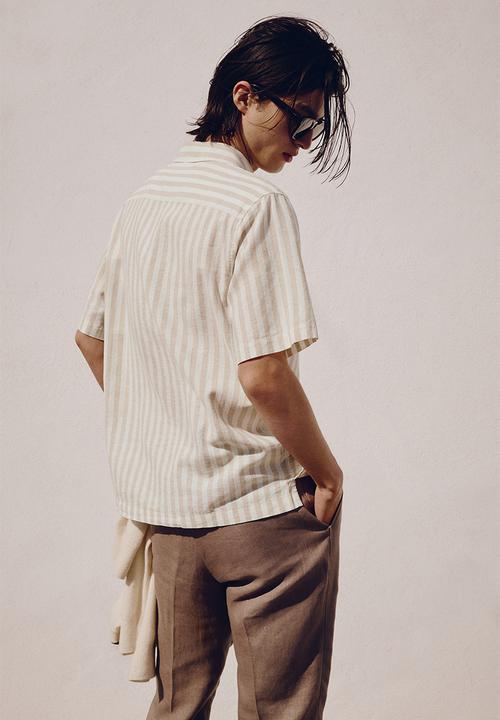 H&M - Regular fit short-sleeved linen-blend shirt - beige/white striped