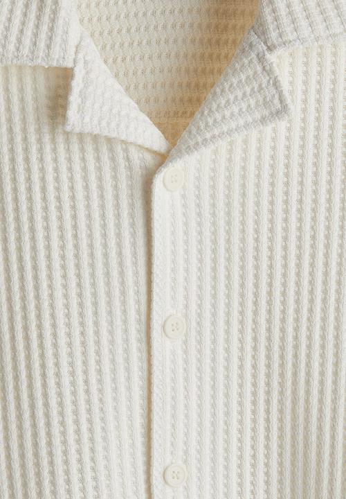 H&M - Loose fit waffled resort shirt - white