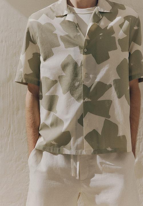 H&M - Regular fit cotton resort shirt - beige patterned 