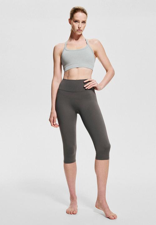 H&M - Seamless medium support sports bra with drymove™ - beige
