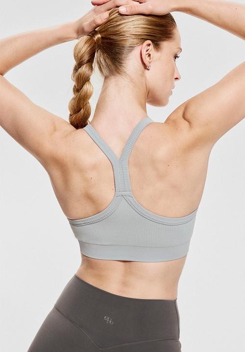 H&M - Seamless medium support sports bra with drymove™ - beige