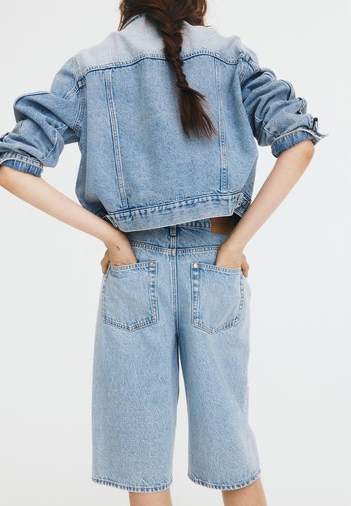 H&M - High knee denim shorts - light denim blue