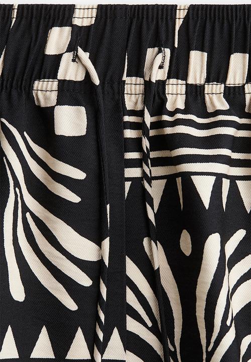H&M - Drawstring shorts - black patterned 