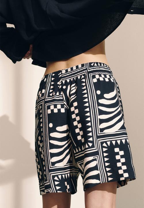 H&M - Drawstring shorts - black patterned 