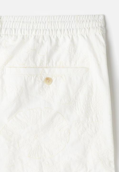 H&M - Relaxed fit embroidered shorts - cream/seashells 
