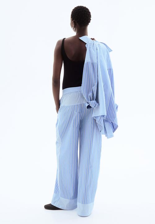 H&M - Loose-fit cotton trousers - light blue striped 