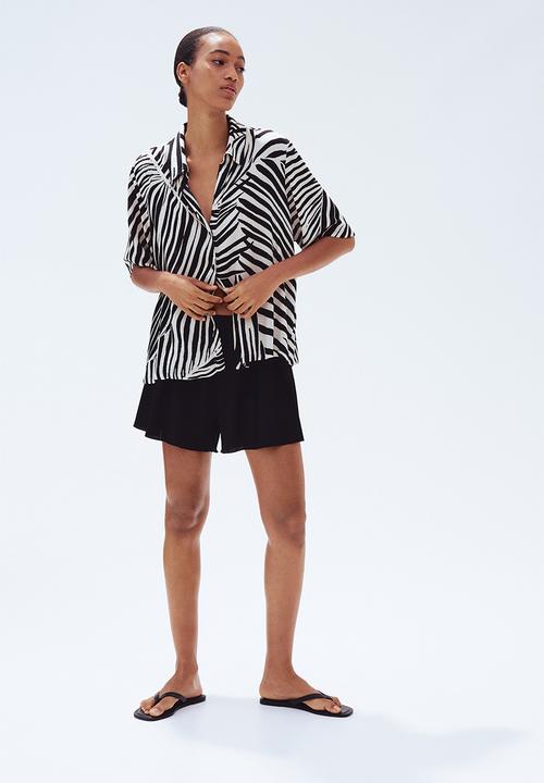 H&M - Crinkled jersey shorts - black