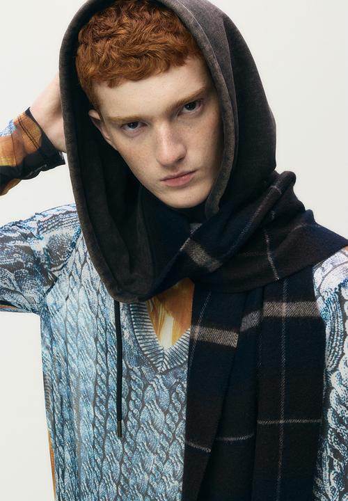 Glenn Martens H&M: Hooded wool scarf - dark blue/checked - 1311843001