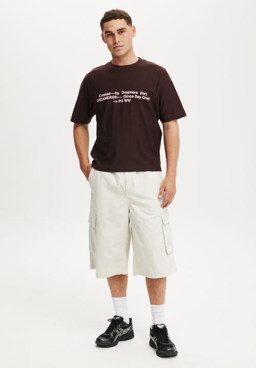 Cotton On - Cropped Fit Graphic T-Shirt - Dark Oak/Existance