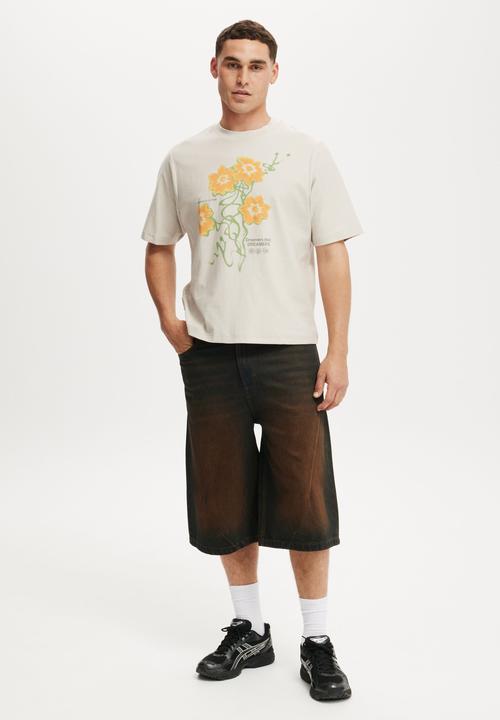 Cotton On - Cropped Fit Graphic T-Shirt - Sand Dune/Dreams