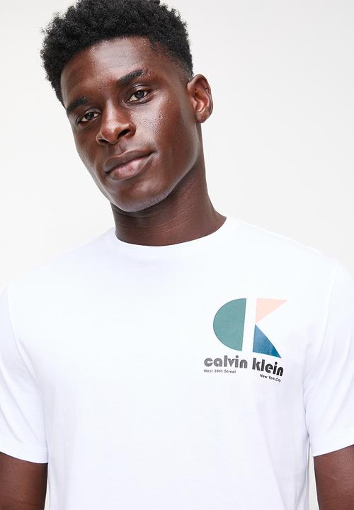 Calvin Klein - Ss 30S Eu Ck Bh Logo Graphic Tee - Brilliant White