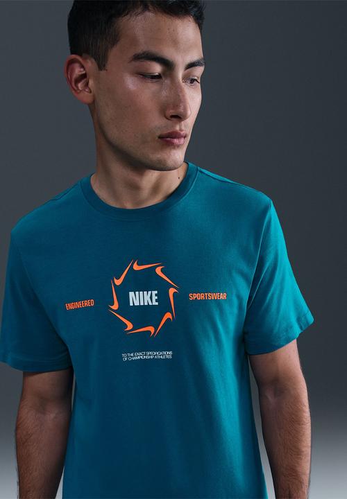 Nike - NSW  Swoosh  Dan Graphic Tee  - Green Abyss