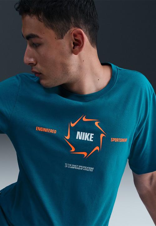 Nike - NSW  Swoosh  Dan Graphic Tee  - Green Abyss