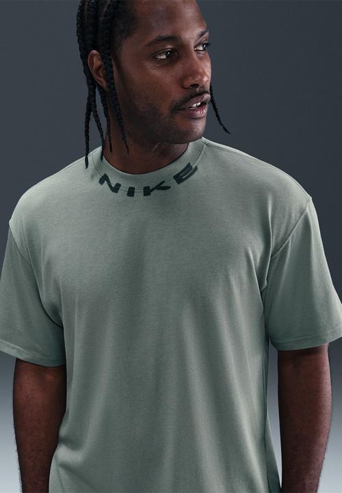 Nike - NSW OC  Collar Print Tee  - Clay Green