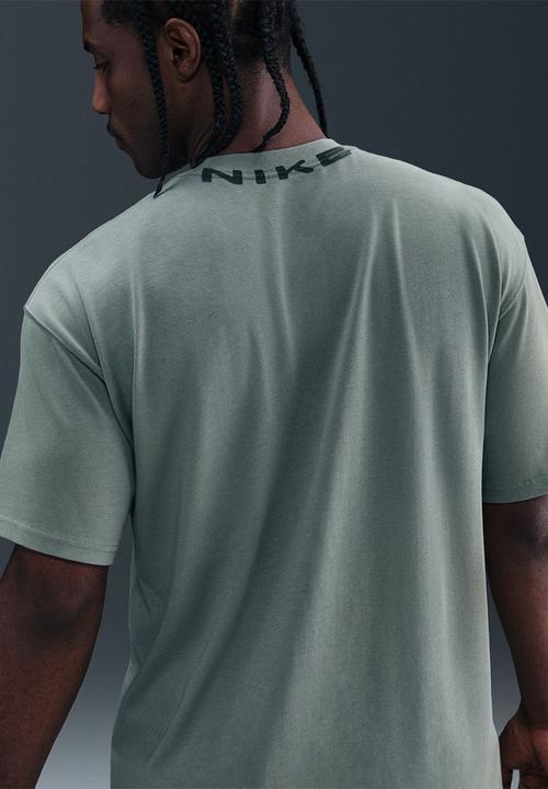 Nike - NSW OC  Collar Print Tee  - Clay Green