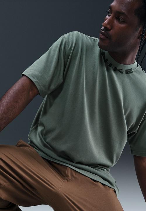 Nike - NSW OC  Collar Print Tee  - Clay Green
