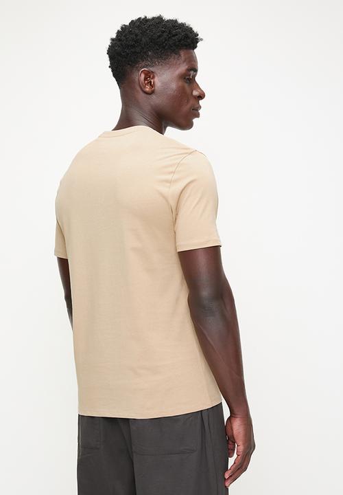 GUESS - Ss Bsc Guess Embossed Logo Tee - Beige Blanco Multi