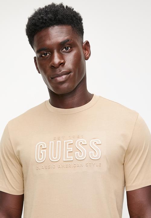 GUESS - Ss Bsc Guess Embossed Logo Tee - Beige Blanco Multi