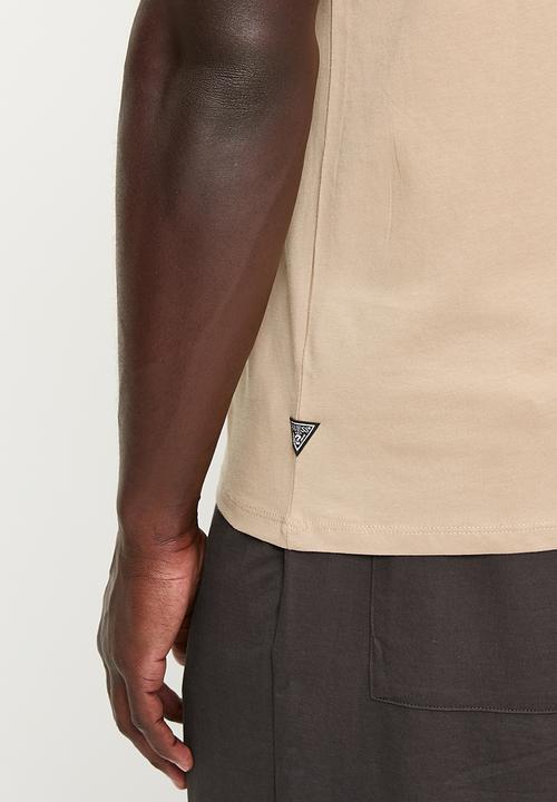 GUESS - Ss Bsc Guess Embossed Logo Tee - Beige Blanco Multi