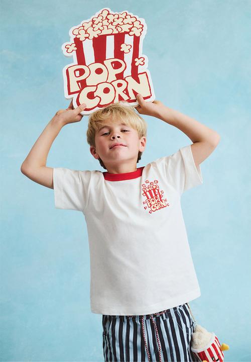 Cotton On - Jonny short sleeve graphic print tee - vanilla w/varsity red neck