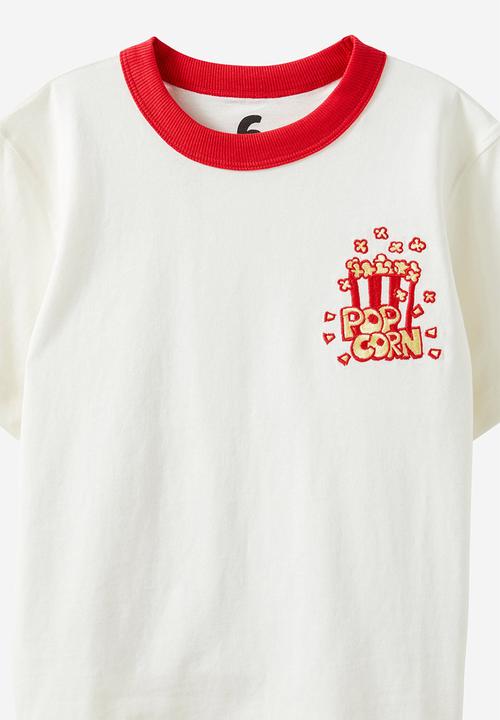 Cotton On - Jonny short sleeve graphic print tee - vanilla w/varsity red neck