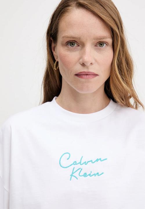 Calvin Klein - Cropped boxy chain stitch logo tee - brilliant white