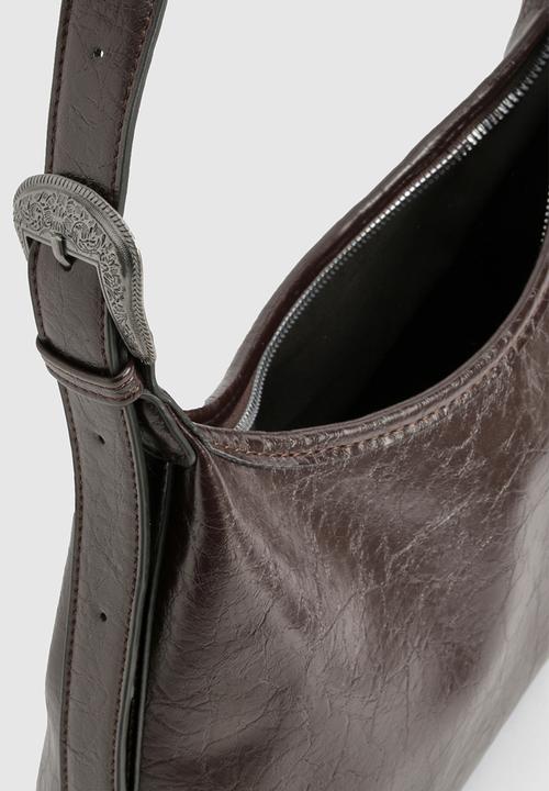 boohoo - Western buckle patent pu shoulder bag - chocolate