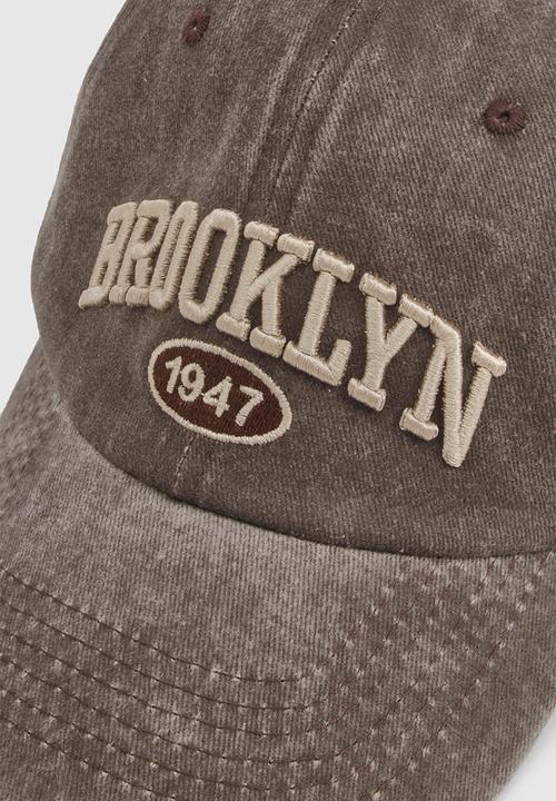 boohoo - Acid wash slogan cap - chocolate