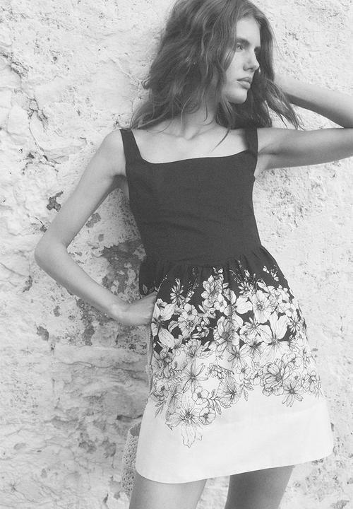 H&M - Flared-skirt dress - black/floral 