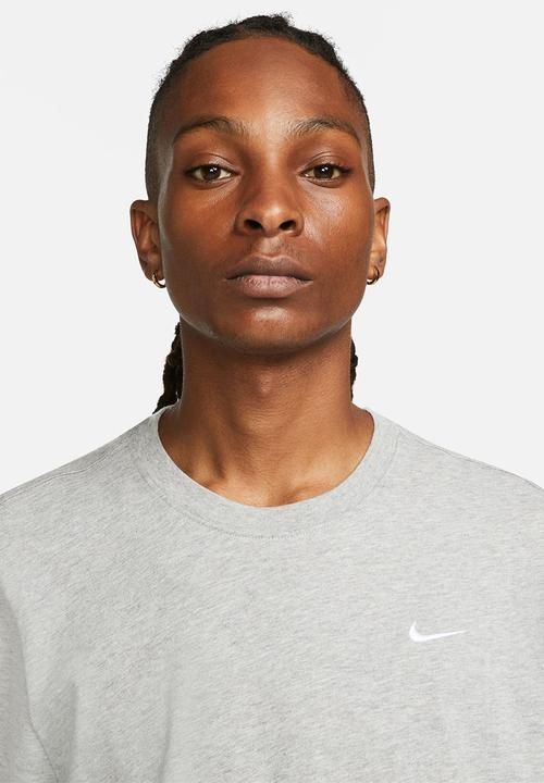 Nike - NSW Embroidered Swoosh FS Tee - Grey Heather/Wht