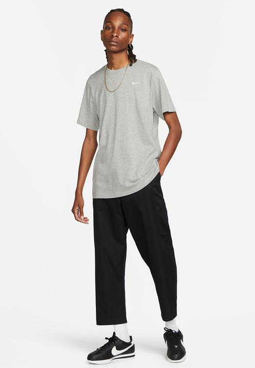 Nike - NSW Embroidered Swoosh FS Tee - Grey Heather/Wht