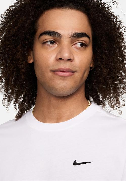 Nike - NSW Embroidered Swoosh FS Tee - White/Black