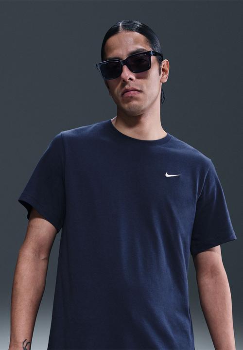 Nike - NSW Embroidered Swoosh FS Tee - Navy