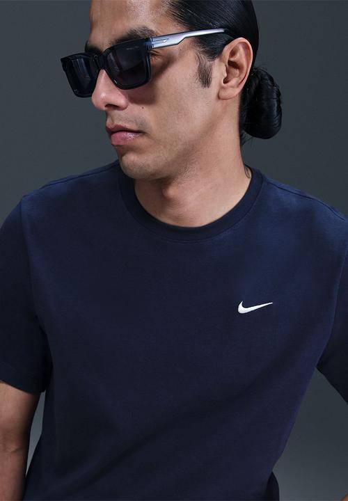 Nike - NSW Embroidered Swoosh FS Tee - Navy