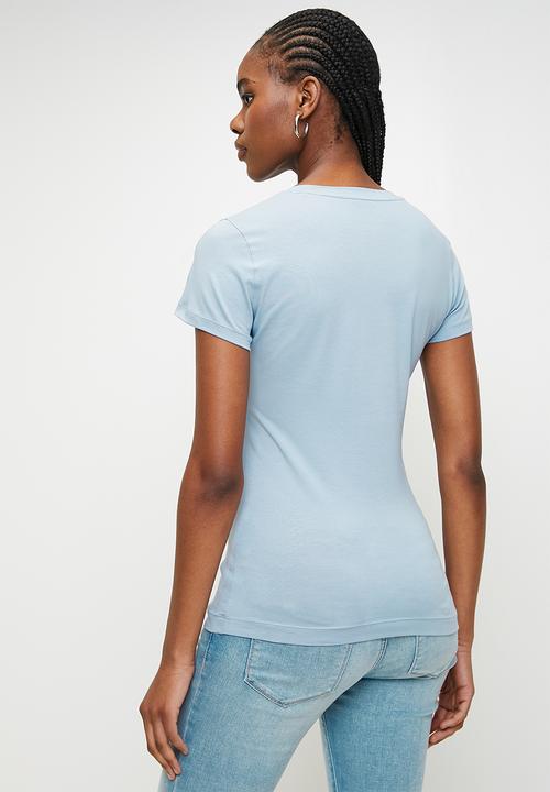 GUESS - Cn Ss Embro Script Logo Tee - Nimbus Blue