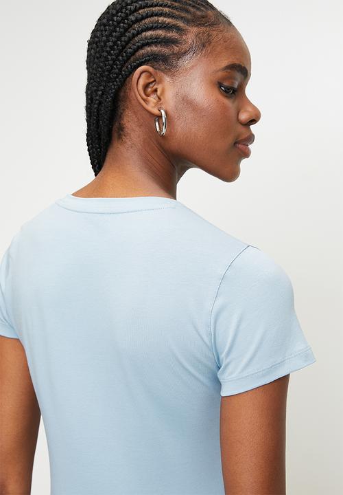 GUESS - Cn Ss Embro Script Logo Tee - Nimbus Blue