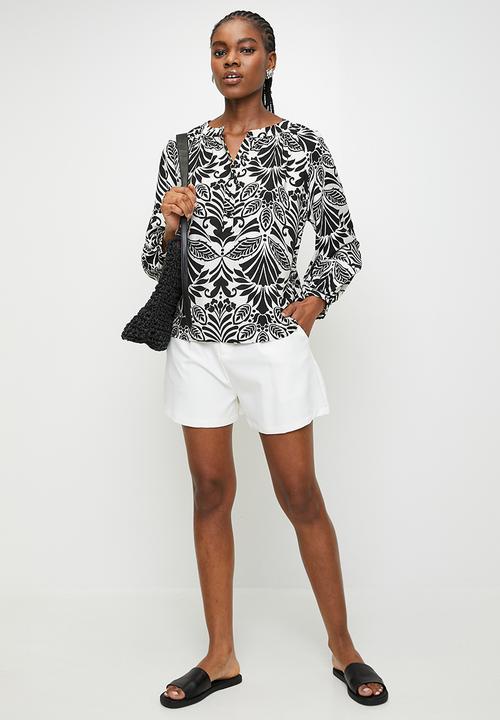 Izabel London - L/S Easy Wearing Wider Neck Blouse With Elastic On Sleeve Hem - Multi Black