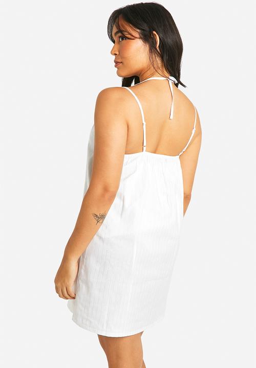 boohoo - Plus pinstripe strappy cami and short pyjama set - white