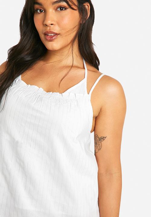 boohoo - Plus pinstripe strappy cami and short pyjama set - white