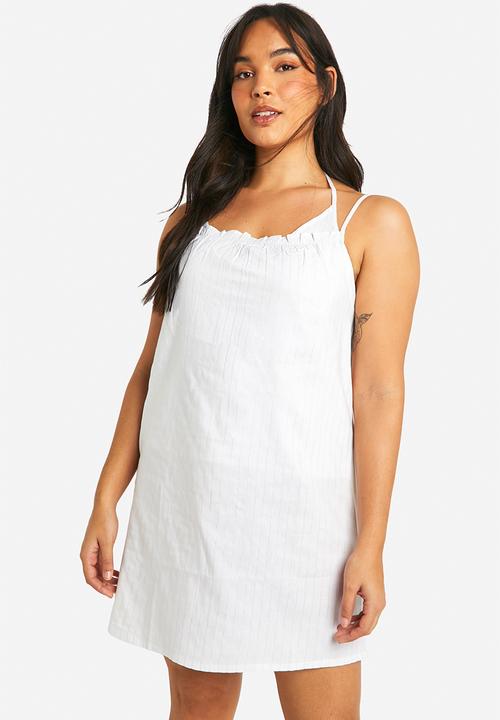 boohoo - Plus pinstripe strappy cami and short pyjama set - white