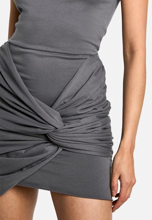 boohoo - Ruched shoulder pad T-shirt mini dress - charcoal