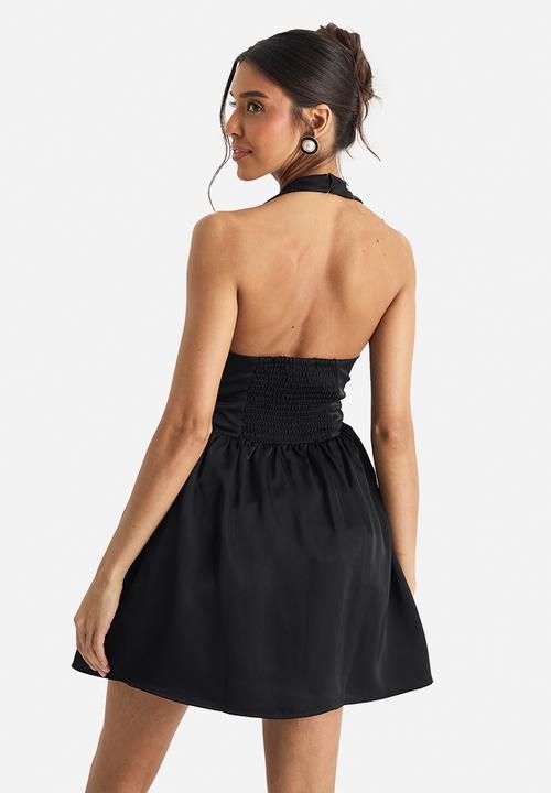 boohoo - Satin halterneck boned detail volume mini dress - black