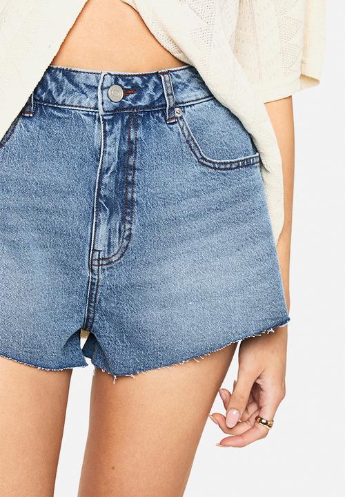 boohoo - Raw hem denim short - mid wash
