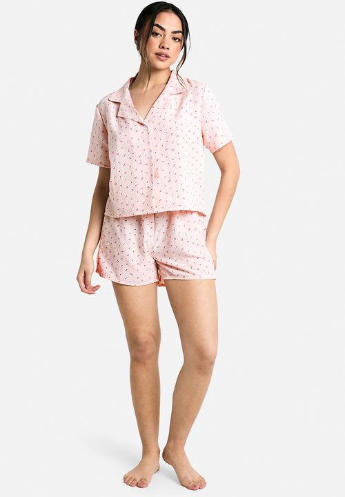 boohoo - Cherry print shirt & short pyjama set - pink