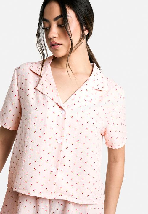 boohoo - Cherry print shirt & short pyjama set - pink