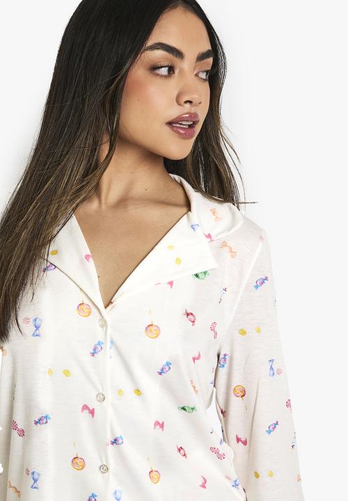 boohoo - Sweets print long sleeve shirt & shorts pyjama set - cream