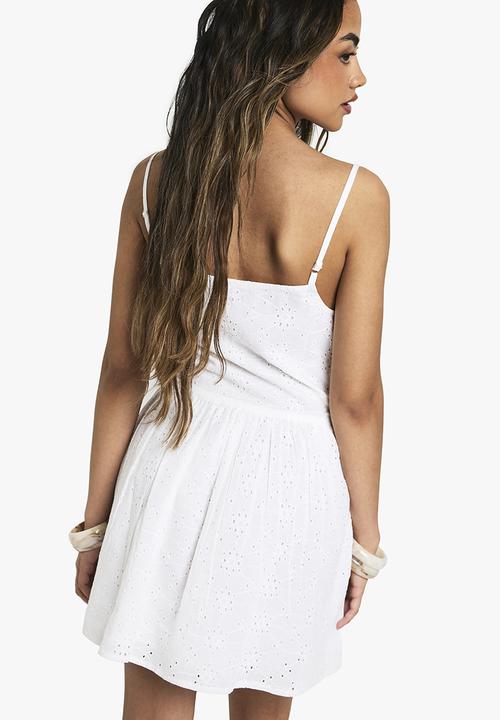boohoo - Broderie anglaise strappy square neck mini dress - white
