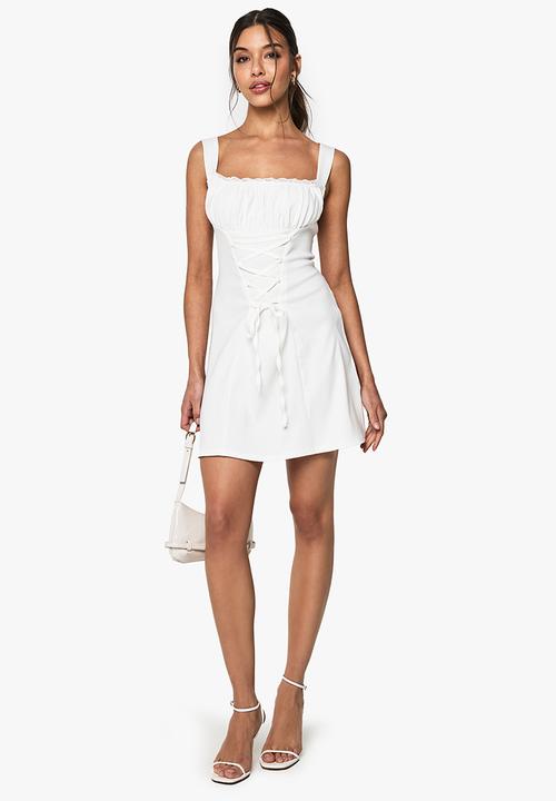 boohoo - Bengaline milkmaid mini dress - white
